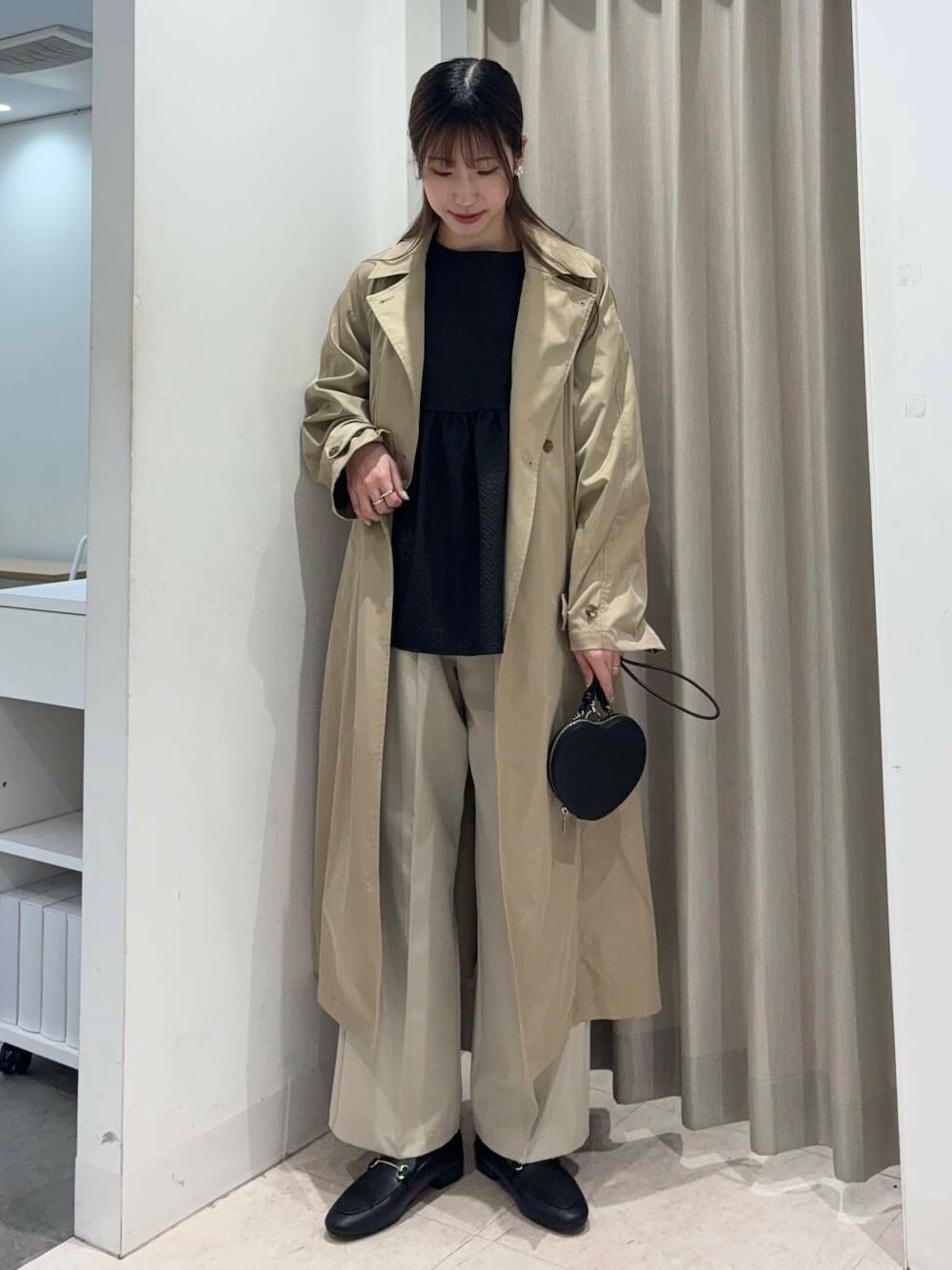 「SENSE OF PLACE by URBAN RESEARCHの『TALLサイズ/WEB限定』センタープレスストレートパンツ（スラックス、ベージュ系）」を使った、wakaさん（レディース・162cm）の春コーディネートの1枚目の写真
