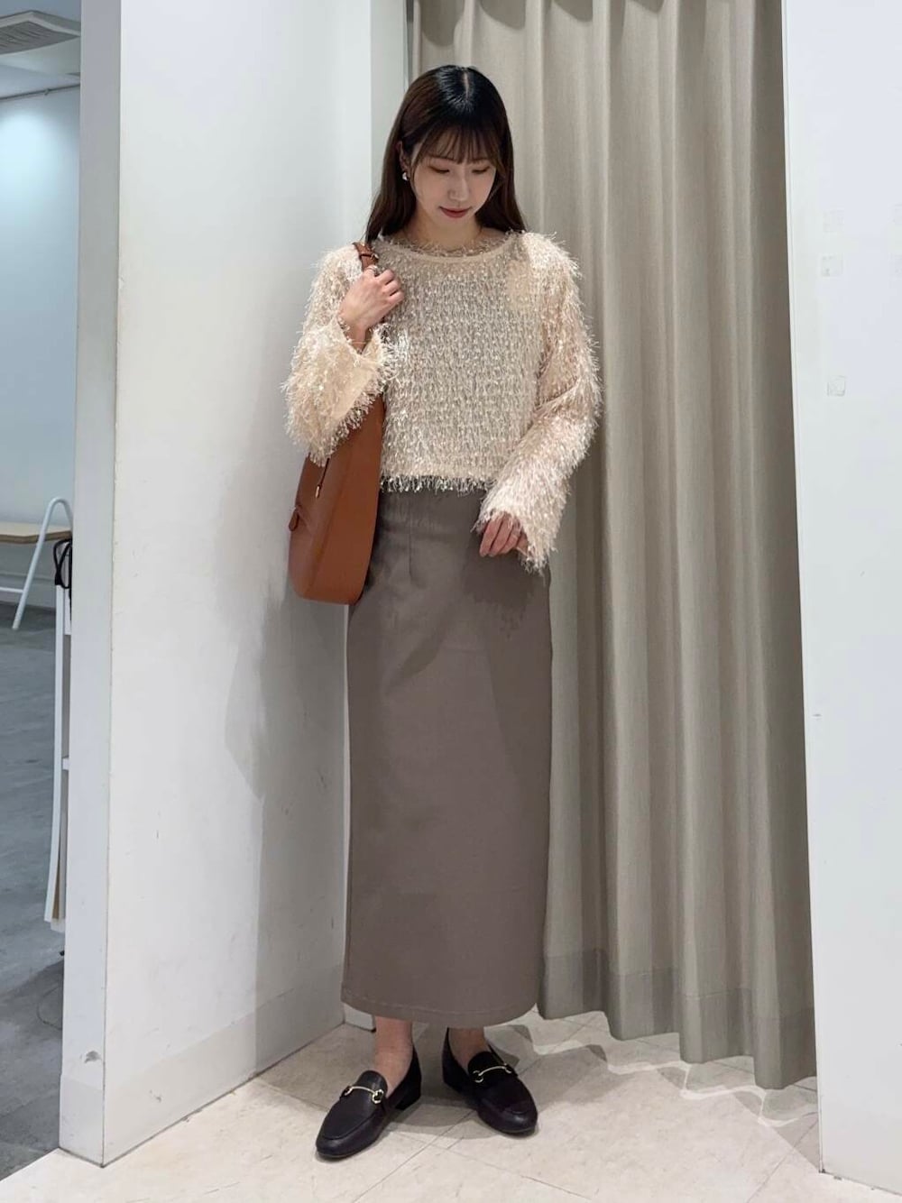 「センスオブプレイス、キレイめ、ロングスカート、ママコーデ、タイトスカート、ショート丈、senseofplace、休日コーデ、newarrival、高身長、20代後半、骨格ウェーブ、キレイめコーデ、イエベ秋、肩幅広め」｜「SENSE OF PLACE by URBAN RESEARCHの『WEB/一部店舗限定サイズ』ストレッチサスツキハイウエストスカート（スカート、ブラウン系）」を使った、wakaさん（レディース・162cm）の春コーディネートの1枚目の写真