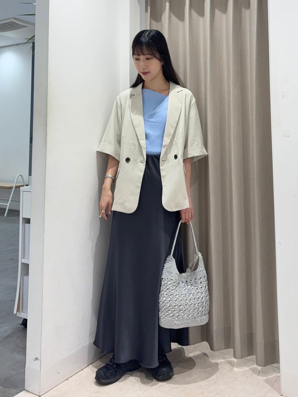「センスオブプレイス、ジャケット、ニット、ロングスカート、ママコーデ、ブルー、senseofplace、休日コーデ、newarrival、リネンライク、高身長、おでかけコーデ、20代後半、骨格ウェーブ、キレイめカジュアル」｜「SENSE OF PLACE by URBAN RESEARCHのメタリックヤーンバッグ（ハンドバッグ、シルバー系）」を使った、wakaさん（レディース・162cm）の春コーディネートの1枚目の写真