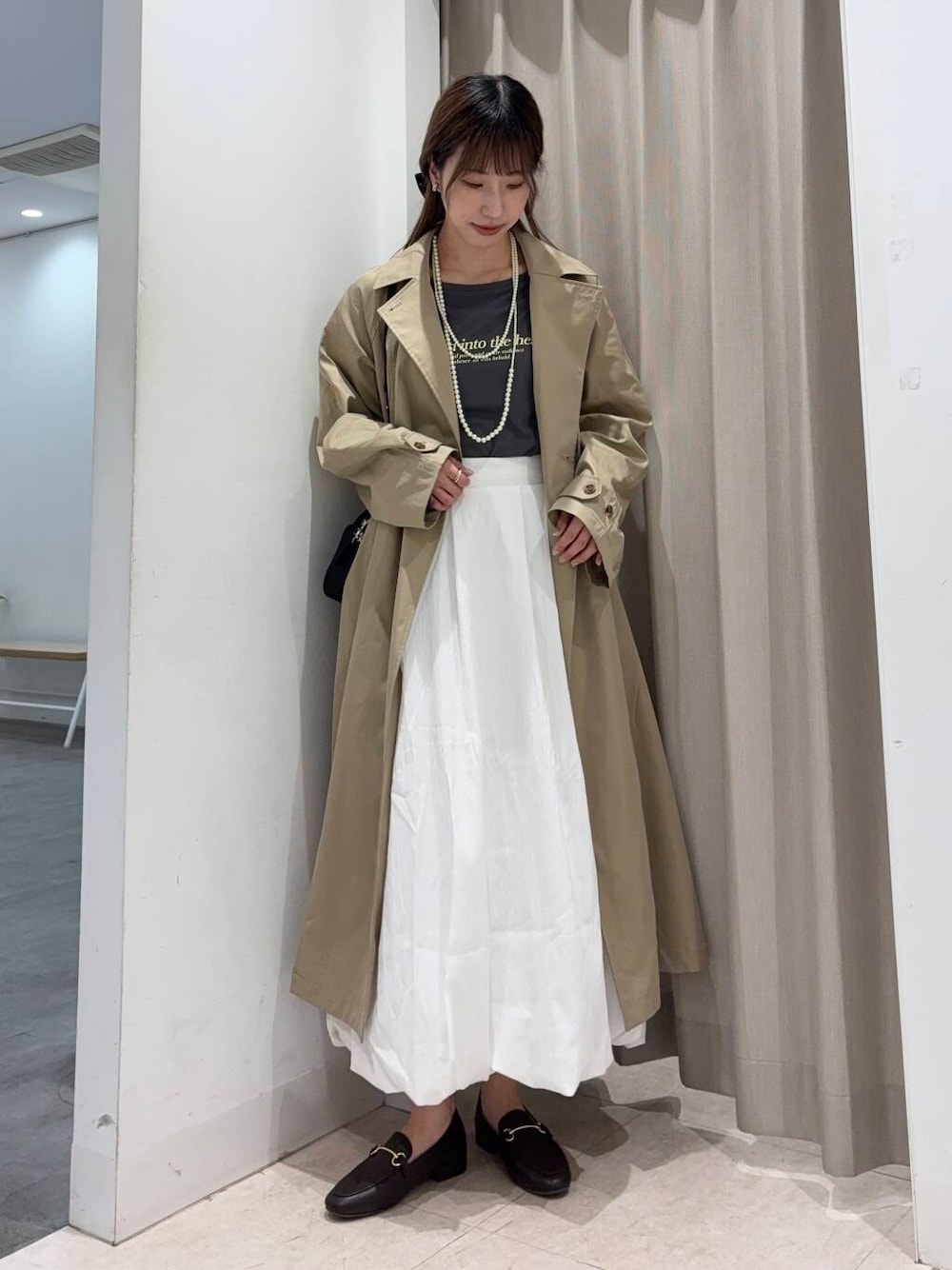 「センスオブプレイス、大人カジュアル、Tシャツ、ロングスカート、ママコーデ、カジュアルコーデ、トレンチコート、ロゴT、senseofplace、春アウター、休日コーデ、newarrival、高身長、おでかけコーデ、20代後半」｜「SENSE OF PLACE by URBAN RESEARCHのバルーンスカート（スカート、ホワイト系）」を使った、wakaさん（レディース・162cm）の春コーディネートの1枚目の写真
