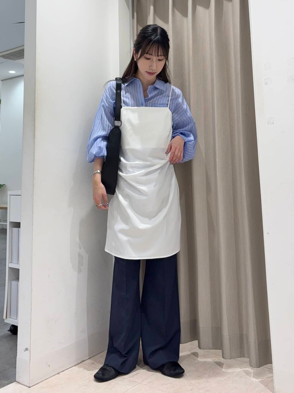 「センスオブプレイス、キャミワンピース、大人カジュアル、ワイドパンツ、ママコーデ、カジュアルコーデ、ブラウス、レイヤード、ブルー、パンツ、senseofplace、パンツスタイル、休日コーデ、リネンライク、高身長」｜「SENSE OF PLACE by URBAN RESEARCHの『セットアップ対応』 センタープレスストレートパンツ（スラックス、ブルー系）」を使った、wakaさん（レディース・162cm）の春コーディネートの1枚目の写真
