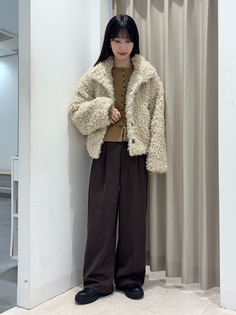 ホワイト系のその他アウター、ベージュ系のニット/セーター、ブラウン系のその他パンツを着用したレディースの冬コーディネートの1枚目の写真