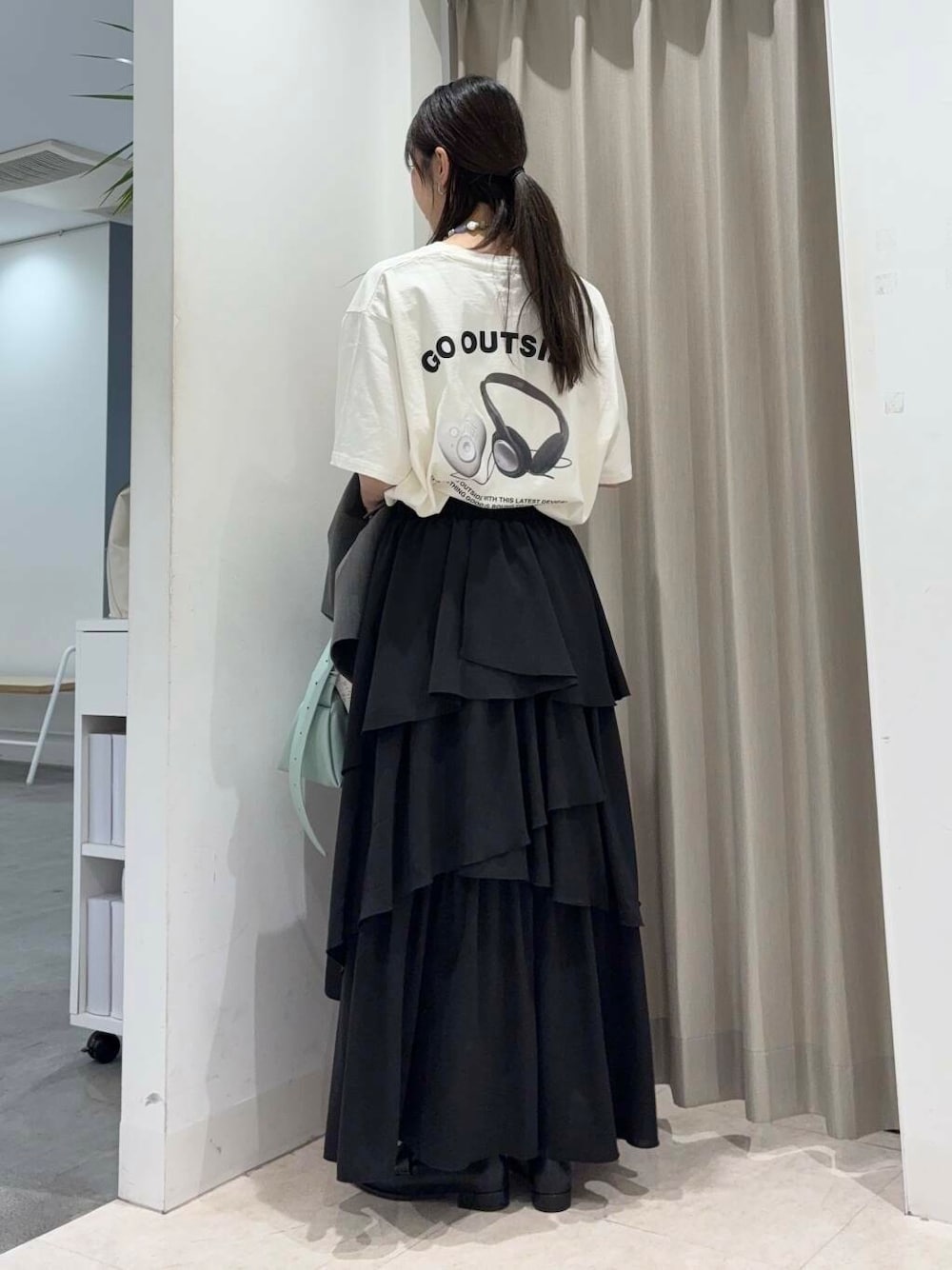 「センスオブプレイス、大人カジュアル、ジャケット、Tシャツ、ママコーデ、カジュアルコーデ、ロゴT、senseofplace、休日コーデ、newarrival、メンズ、高身長、20代後半、骨格ウェーブ、イエベ秋」｜「SENSE OF PLACE by URBAN RESEARCHのコインローファー（ローファー、ブラック系）」を使った、wakaさん（レディース・162cm）の春コーディネートの1枚目の写真