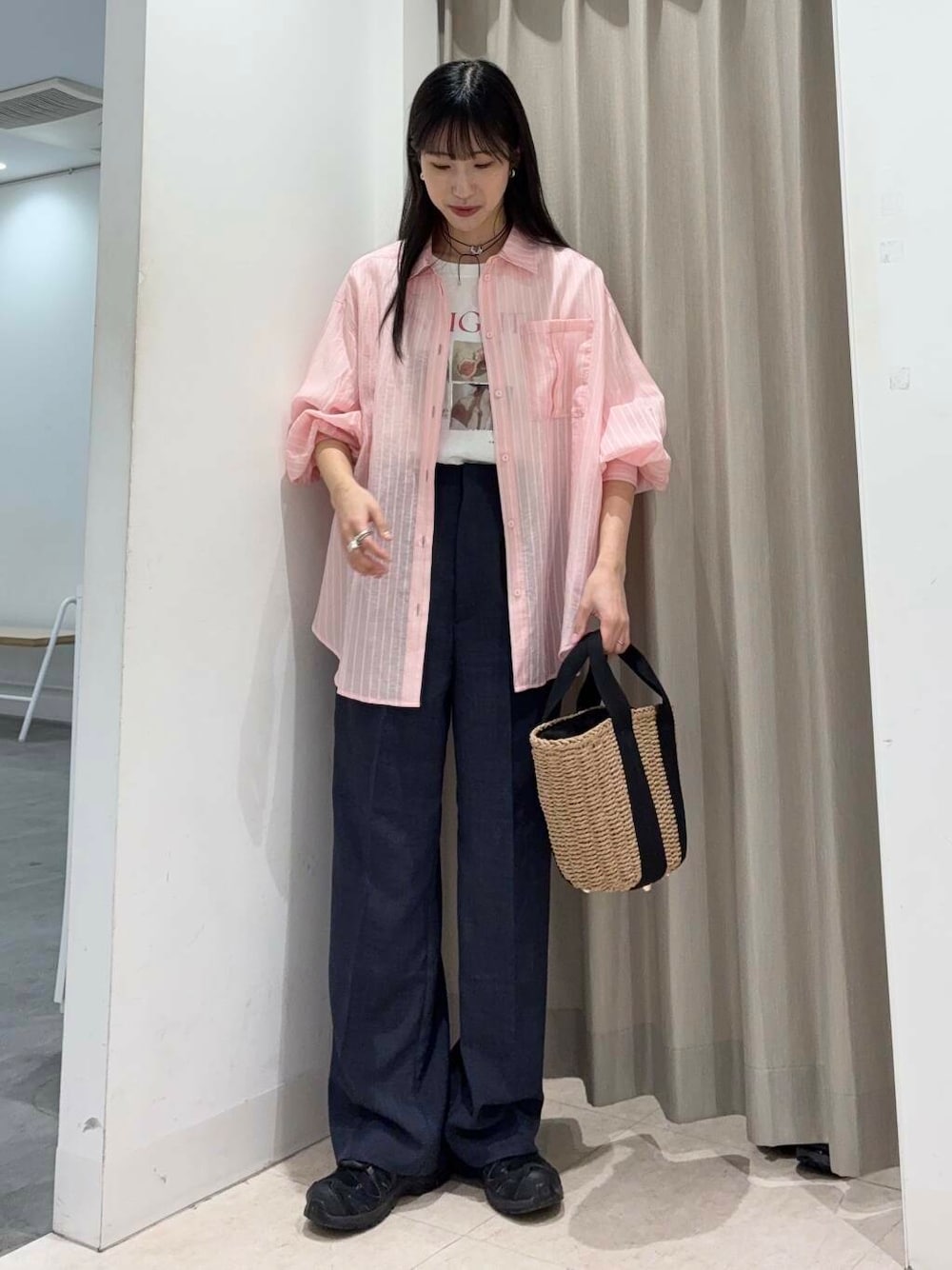 「シャツ、センスオブプレイス、大人カジュアル、ワイドパンツ、Tシャツ、ママコーデ、ピンク、カジュアルコーデ、ロゴT、パンツ、senseofplace、パンツスタイル、休日コーデ、newarrival、リネンライク」｜「RODE SKOのナチュラルカゴバッグ（ハンドバッグ、ベージュ系）」を使った、wakaさん（レディース・162cm）の春コーディネートの1枚目の写真