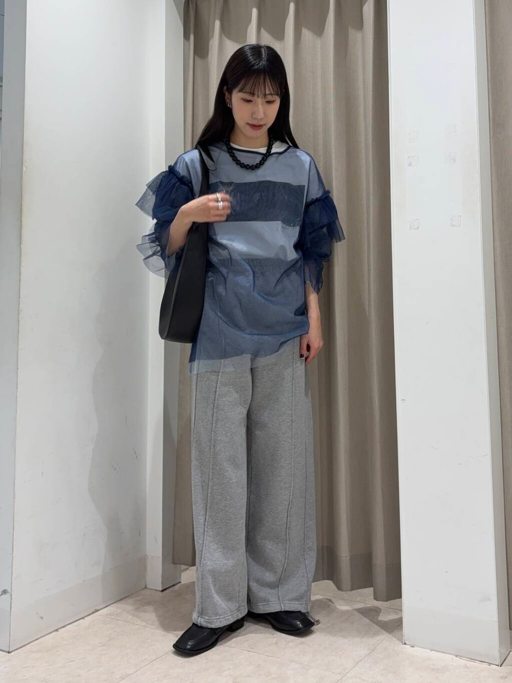 「センスオブプレイス、大人カジュアル、Tシャツ、ママコーデ、ローファー、カジュアルコーデ、レイヤード、パンツ、senseofplace、パンツスタイル、newarrival、メッシュ、高身長、20代後半、スウェットパンツ」｜「SENSE OF PLACE by URBAN RESEARCHのワンハンドルラウンドバッグ（ショルダーバッグ、ブラック系）」を使った、wakaさん（レディース・162cm）の春コーディネートの1枚目の写真