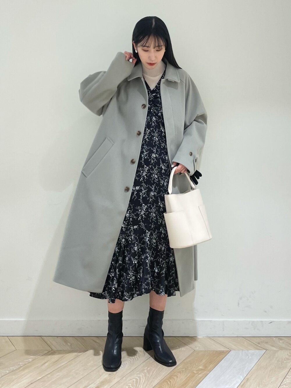 「ビッグシルエット、ブーツ、アーバンリサーチ、ロングコート、休日スタイル、SENSEOFPLACE、大人女子、URBAN RESEARCH、センスオブプレイス、メンズアイテム」｜「SENSE OF PLACE by URBAN RESEARCHのバルマカーンルーズコート（ステンカラーコート、グリーン系）」を使った、wakaさん（レディース・162cm）の冬コーディネートの1枚目の写真