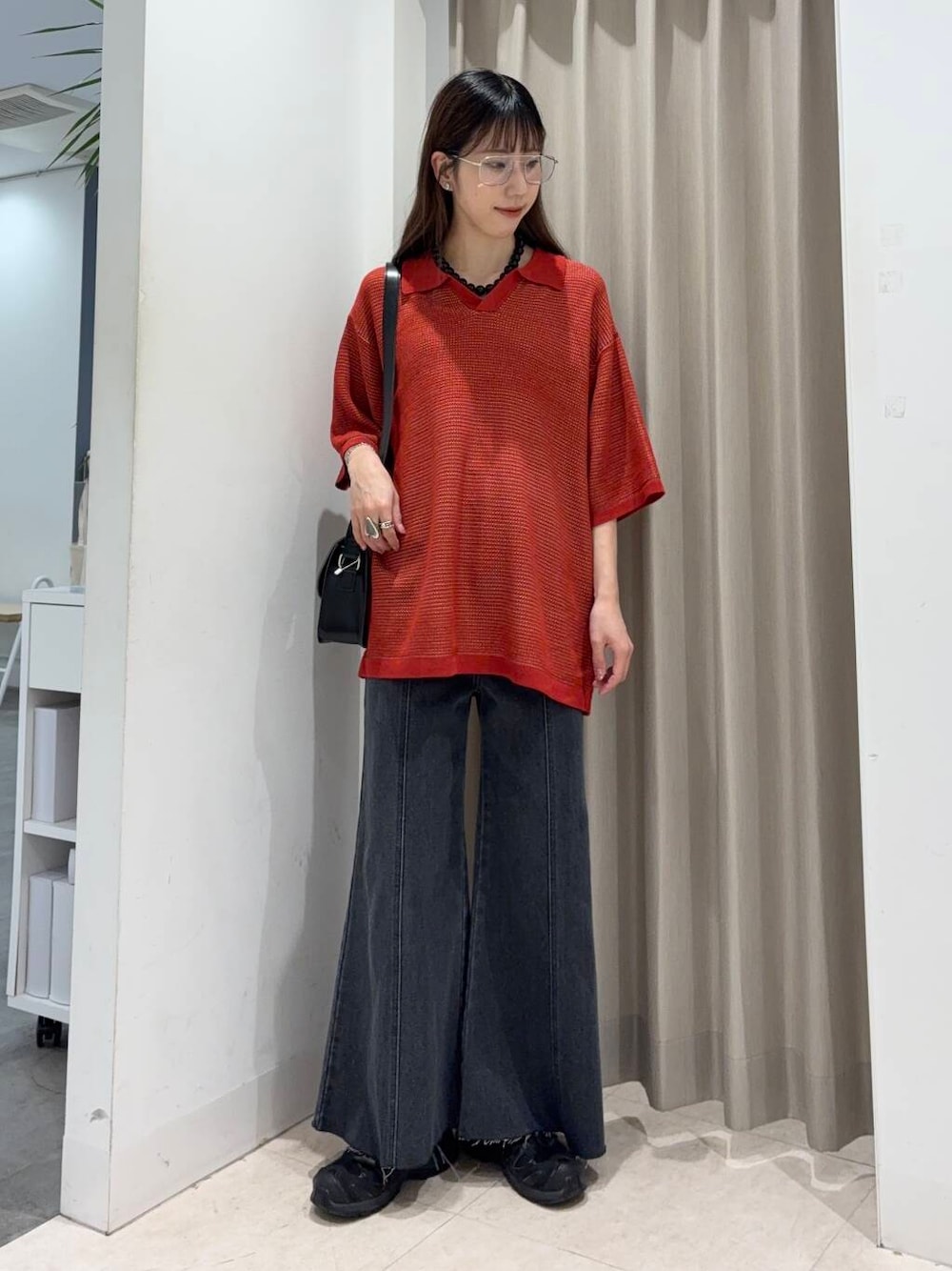 「センスオブプレイス、大人カジュアル、ママコーデ、カジュアルコーデ、レッド、パンツ、senseofplace、パンツスタイル、休日コーデ、サマーニット、メンズ、高身長、20代後半、骨格ウェーブ、イエベ秋」｜「SENSE OF PLACE by URBAN RESEARCHの『ユニセックス』『洗濯可』ミックススキッパーニット（ポロシャツ、レッド系）」を使った、wakaさん（レディース・162cm）の春コーディネートの1枚目の写真