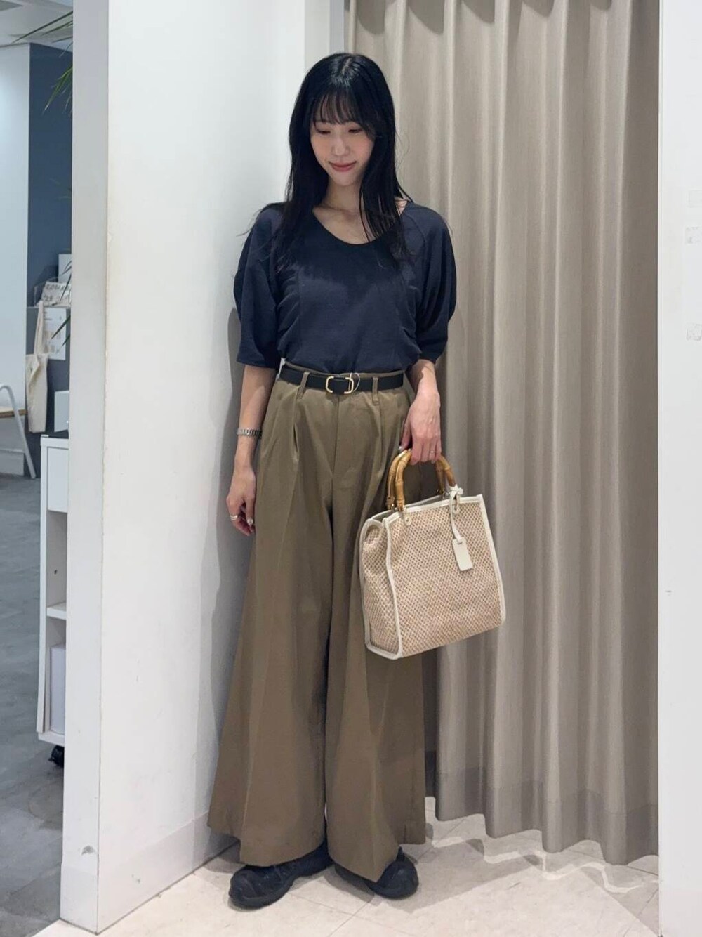 「センスオブプレイス、大人カジュアル、ワイドパンツ、ママコーデ、ブラウン、カジュアルコーデ、KBF、パンツ、senseofplace、パンツスタイル、休日コーデ、5分袖、高身長、20代後半、骨格ウェーブ」｜「SMELLYのシンプルスクエアベルト（ベルト、ブラック系）」を使った、wakaさん（レディース・162cm）の春コーディネートの1枚目の写真