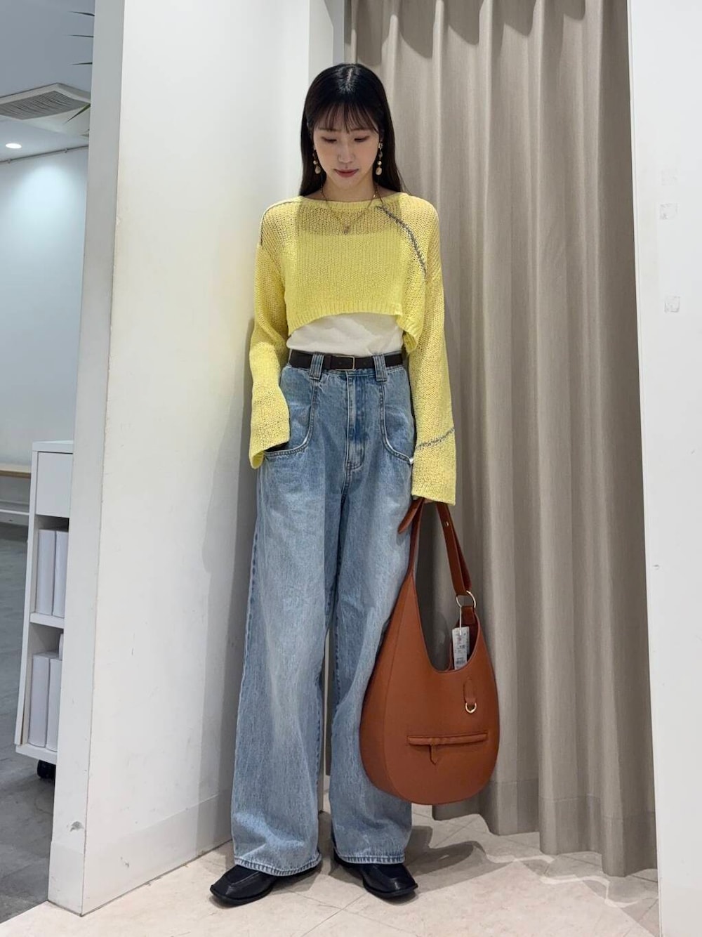 「センスオブプレイス、大人カジュアル、ニット、ママコーデ、カジュアルコーデ、パンツ、ショート丈、senseofplace、パンツスタイル、休日コーデ、メッシュ、高身長、おでかけコーデ、20代後半、骨格ウェーブ」｜「KBFの『一部WEB限定カラー』『3サイズ展開』BIGポケットデザインデニム（デニムパンツ、ブルー系）」を使った、wakaさん（レディース・162cm）の春コーディネートの1枚目の写真