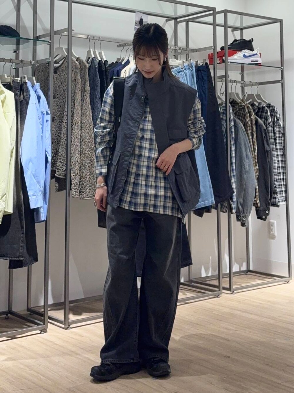 「センスオブプレイス、大人カジュアル、デニム、チェックシャツ、ベスト、ママコーデ、カジュアルコーデ、パンツ、senseofplace、パンツスタイル、休日コーデ、newarrival、メンズ、高身長、20代後半」｜「SENSE OF PLACE by URBAN RESEARCHのアウトポケットバケットバッグ（ショルダーバッグ、ブラック系）」を使った、wakaさん（レディース・162cm）の春コーディネートの1枚目の写真