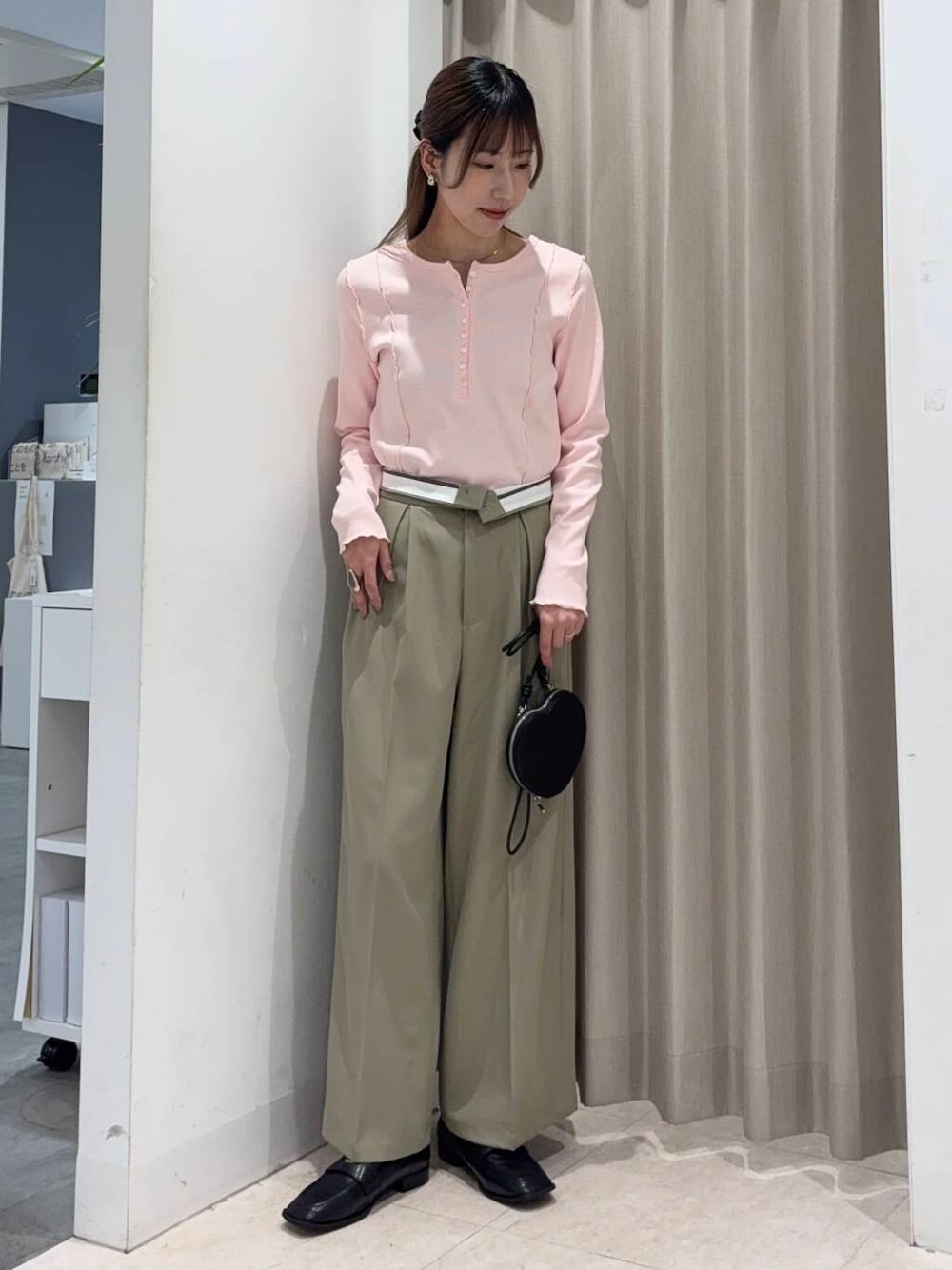 「センスオブプレイス、ママコーデ、ピンク、パンツ、senseofplace、パンツスタイル、newarrival、高身長、20代後半、骨格ウェーブ、春カラーコーデ、キレイめカジュアル、イエベ秋、肩幅広め、ウェーブ×イエベ秋」｜「RODE SKOのトートバッグ付ハートマルチショルダー（ショルダーバッグ、ブラック系）」を使った、wakaさん（レディース・162cm）の春コーディネートの1枚目の写真