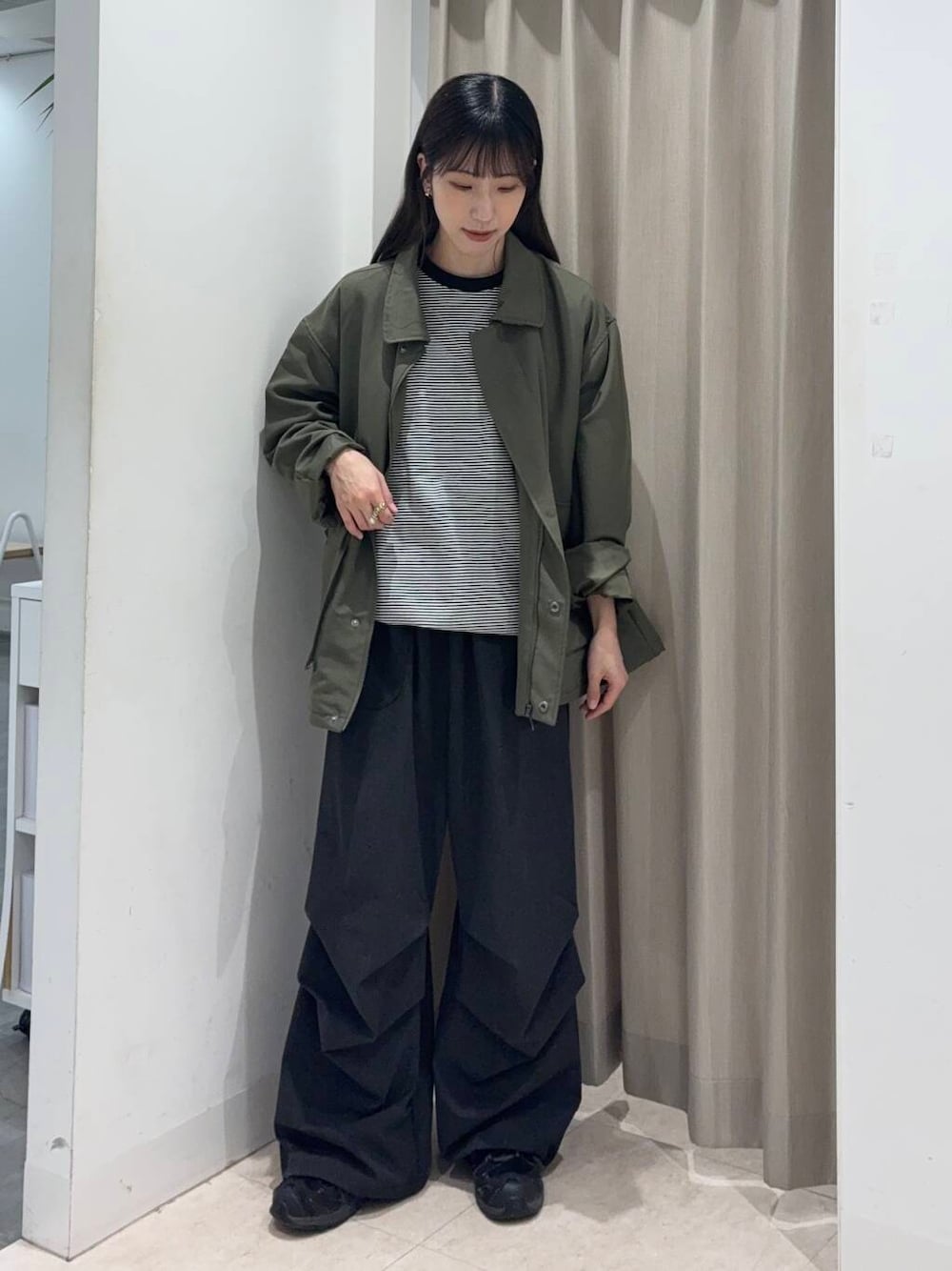 「センスオブプレイス、大人カジュアル、ワイドパンツ、ジャケット、Tシャツ、ママコーデ、カジュアルコーデ、ボーダー、カーキ、パンツ、senseofplace、パンツスタイル、newarrival、メンズ、高身長」｜「SENSE OF PLACE by URBAN RESEARCHの『セットアップ対応』ダブルポケットドローコードブルゾン（ブルゾン、グリーン系）」を使った、wakaさん（レディース・162cm）の春コーディネートの1枚目の写真