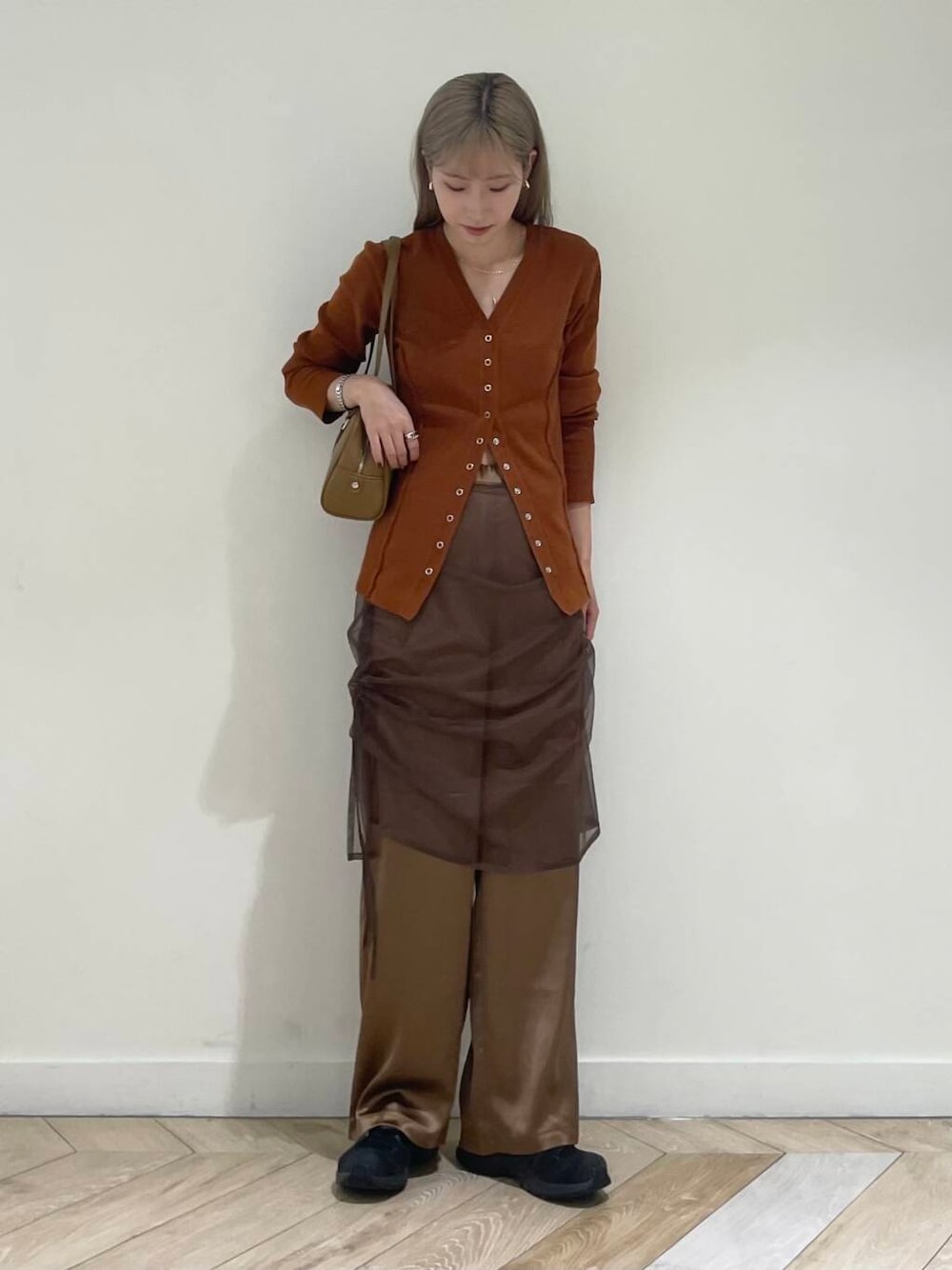 ブラウン系のその他パンツ、グリーン系のボストンバッグ、イエロー系のカーディガン/ボレロを着用したレディースの夏コーディネートの1枚目の写真