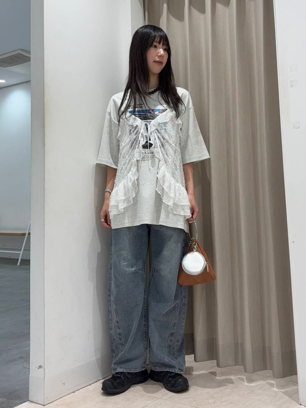 「センスオブプレイス、大人カジュアル、デニム、ママコーデ、カジュアルコーデ、レイヤード、ロゴT、パンツ、senseofplace、パンツスタイル、休日コーデ、高身長、20代後半、骨格ウェーブ、イエベ秋」｜「SENSE OF PLACE by URBAN RESEARCHのフープハンドルバッグ（ハンドバッグ、イエロー系）」を使った、wakaさん（レディース・162cm）の夏コーディネートの1枚目の写真