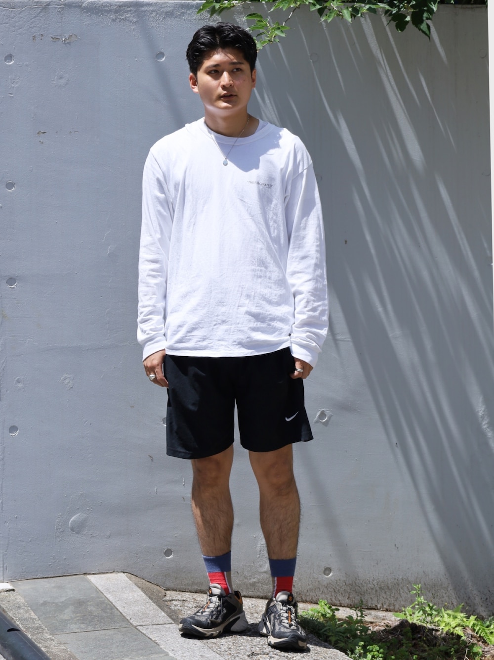 「フェスコーデ、さらっと晴れやかスナップ、夏コーデ、ハーフパンツ、スポーツミックス、ロンT、モノクロ、白Tシャツ、シンプルコーデ、アクティブ」｜「CHICSTOCKSの[ シックストックス ] CM ★ CHICSTOCKS CENTER LINE 1 ソックス（ソックス/靴下、ベージュ系）」を使った、Sasaki Daisukeさん（メンズ・175cm）の夏コーディネートの1枚目の写真