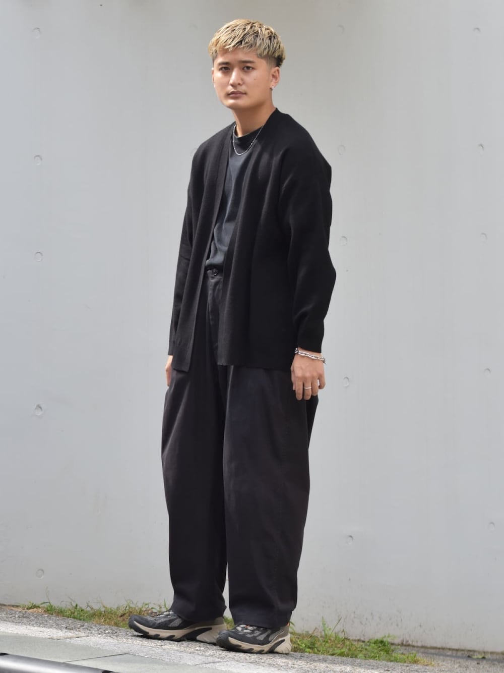 「休日スタイル、スニーカー、ラフ、シンプル、秋服コーデ、メンズファッション、今日のコーデ、シンプルコーデ、オールブラック、ブラック、ブラックコーデ、黒、カーディガン、金髪」｜「ZARAのアイテム（ジャケット/アウター、ブラック系）」を使った、Sasaki Daisukeさん（メンズ・175cm）の秋コーディネートの1枚目の写真