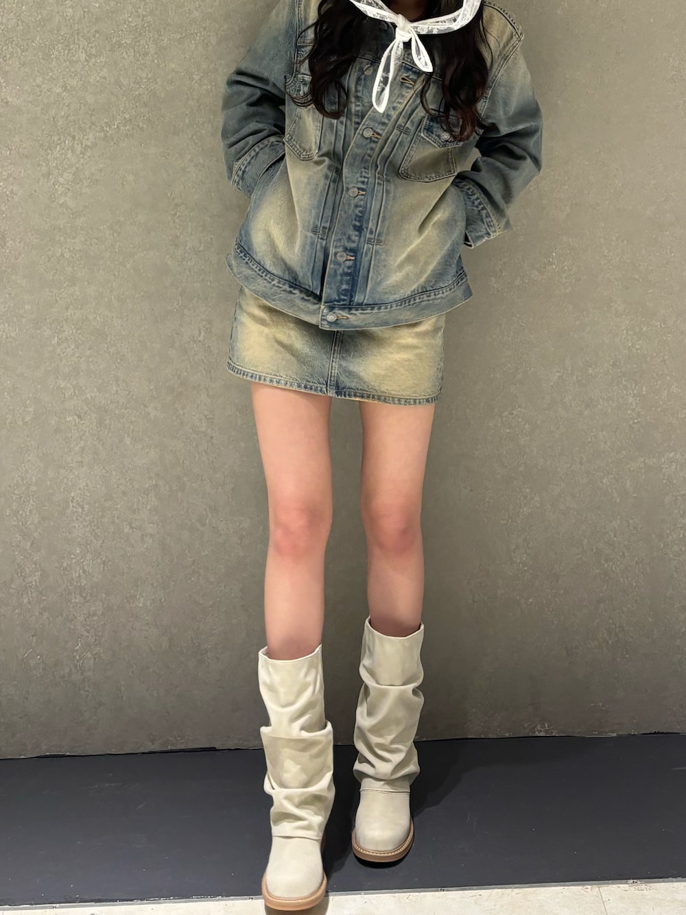 「デニム、デニムコーデ、ジャケット、スカート、SLY」｜「SLYのNgm.S LOOSE BOOTS　ナゴミ スライ ルーズ ブーツ（ブーツ、ホワイト系）」を使った、yn21419さん（レディース・162cm）の春コーディネートの1枚目の写真