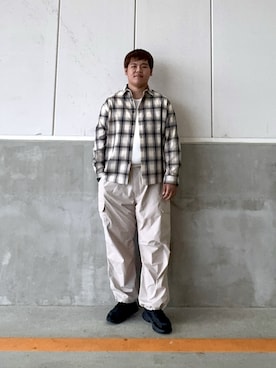 「ITEMS URBANRESEARCH（アイテムズ アーバンリサーチ）の高機能 ウエストイージーポリカーゴパンツ（その他パンツ、ホワイト系）」を使った、あきさん（メンズ・178cm）の春コーディネート