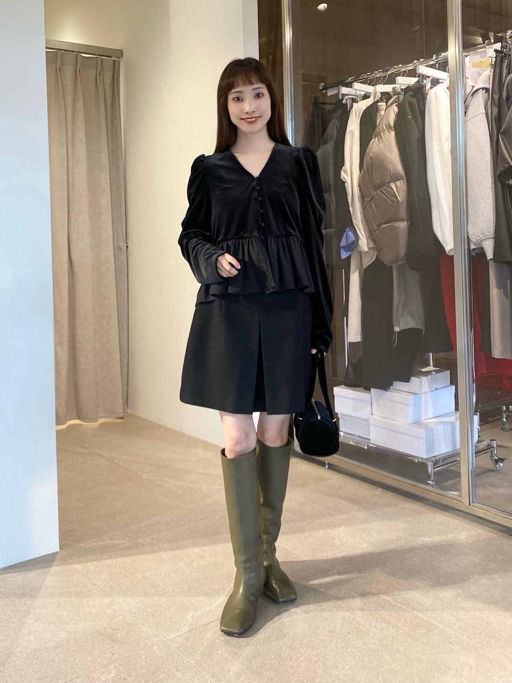 ブラック系のその他パンツ、ブラック系のハンドバッグを着用したレディースの秋コーディネートの1枚目の写真
