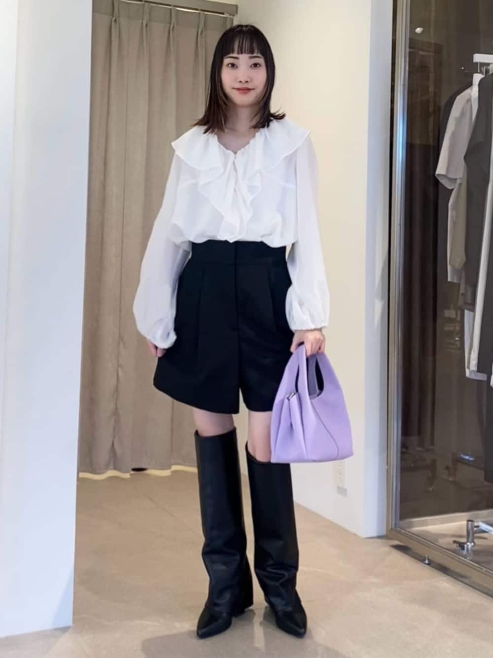 ブラック系のスラックス、パープル系のトートバッグ、ホワイト系のシャツ/ブラウスを着用したレディースの春コーディネートの1枚目の写真