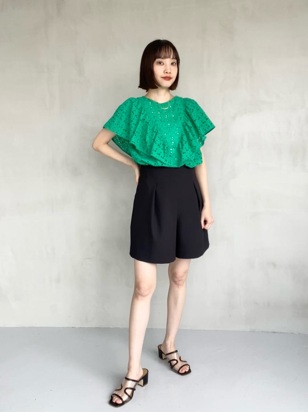 ブラック系のその他パンツ、グリーン系のシャツ/ブラウスを着用したレディースの夏コーディネートの1枚目の写真