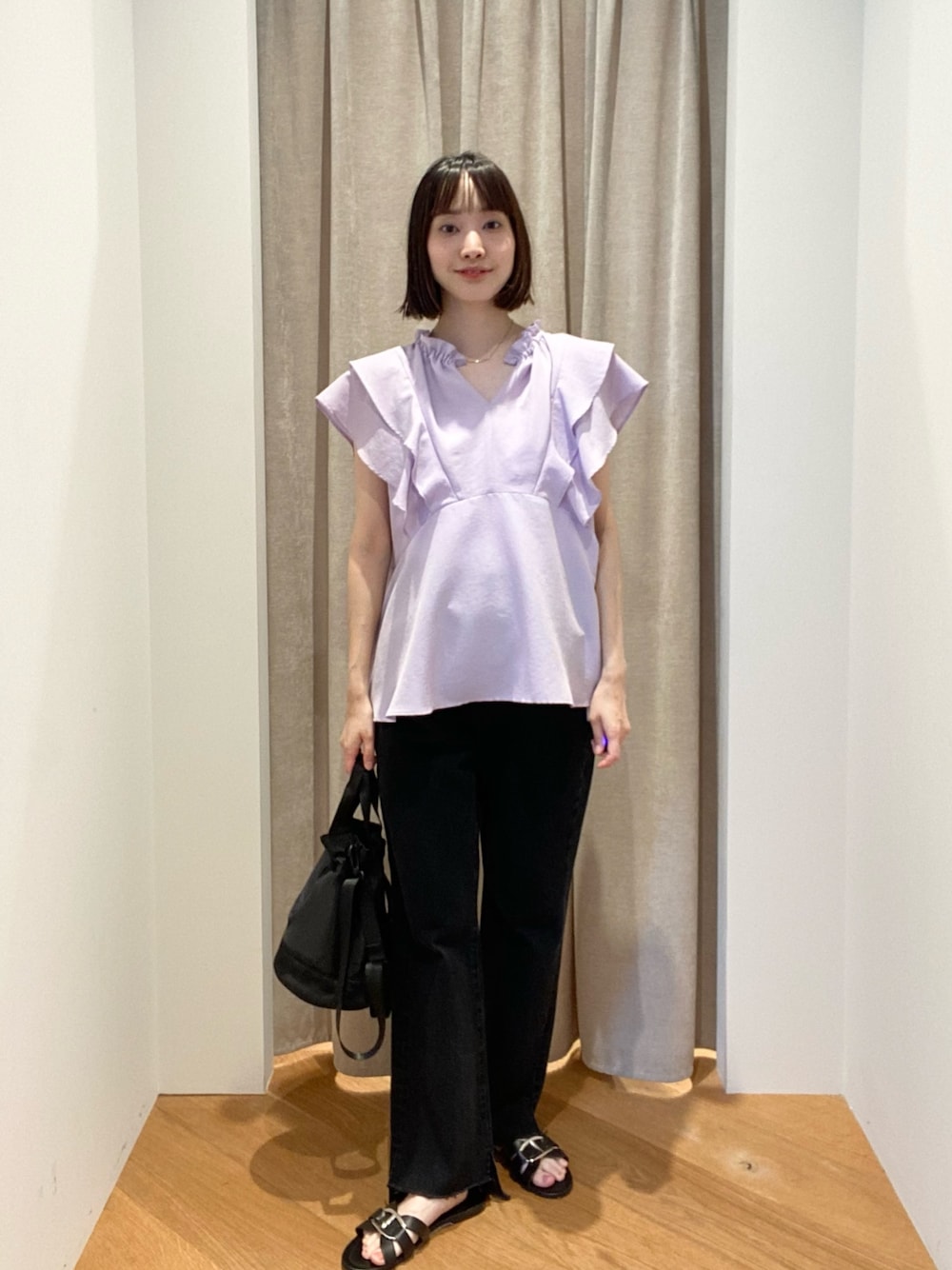 パープル系のシャツ/ブラウス、ブラック系のショルダーバッグ、ブラック系のデニムパンツを着用したレディースの夏コーディネートの1枚目の写真