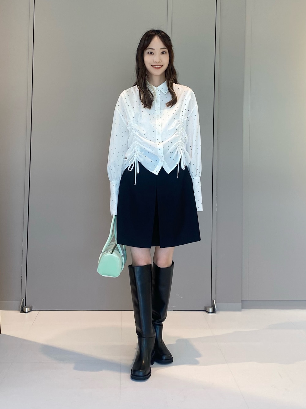 ホワイト系のシャツ/ブラウス、ブラック系のブーツ、ブラック系のその他パンツを着用したレディースの秋コーディネートの1枚目の写真