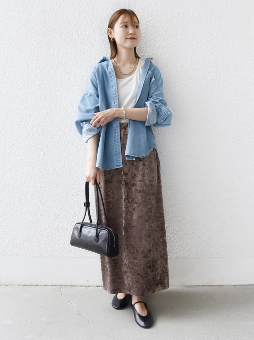 ブルー系のシャツ/ブラウス、ホワイト系のタンクトップ、ブラウン系のスカートを着用したレディースの秋コーディネートの1枚目の写真