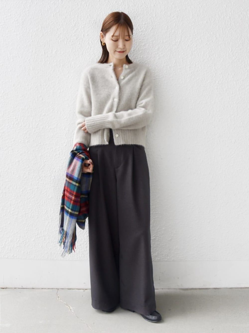 ホワイト系のカーディガン/ボレロ、グレー系のストール/ショールを着用したレディースの秋コーディネートの1枚目の写真