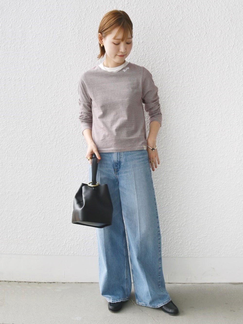 レッド系のTシャツ/カットソーを着用したレディースの秋コーディネートの1枚目の写真