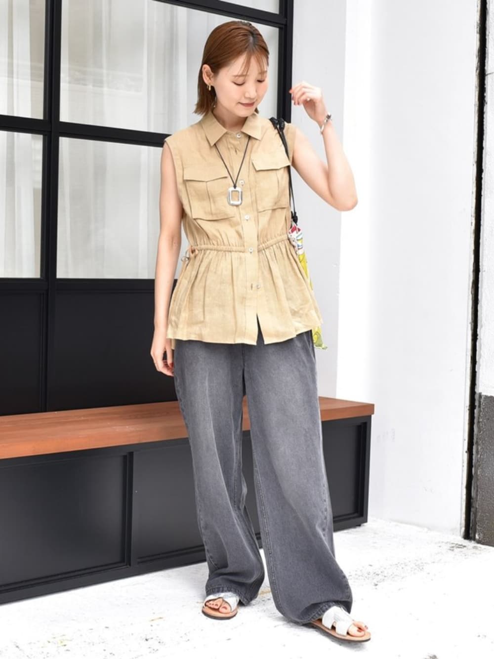 「夏コーデ、きれいめカジュアル、デニム、サンダル、シャツスタイル、シャツ、ベスト、羽織り、ノースリーブ、トートバッグ、ウエストマーク、体型カバー、骨格ウェーブ、イエベ春、SHIPS for women」｜「manipuriのmanipuri:リバーシブル プリント トート L（トートバッグ、ブルー系）」を使った、NAGASHIMAさん（骨格ウェーブ・レディース・164cm）の夏コーディネートの1枚目の写真