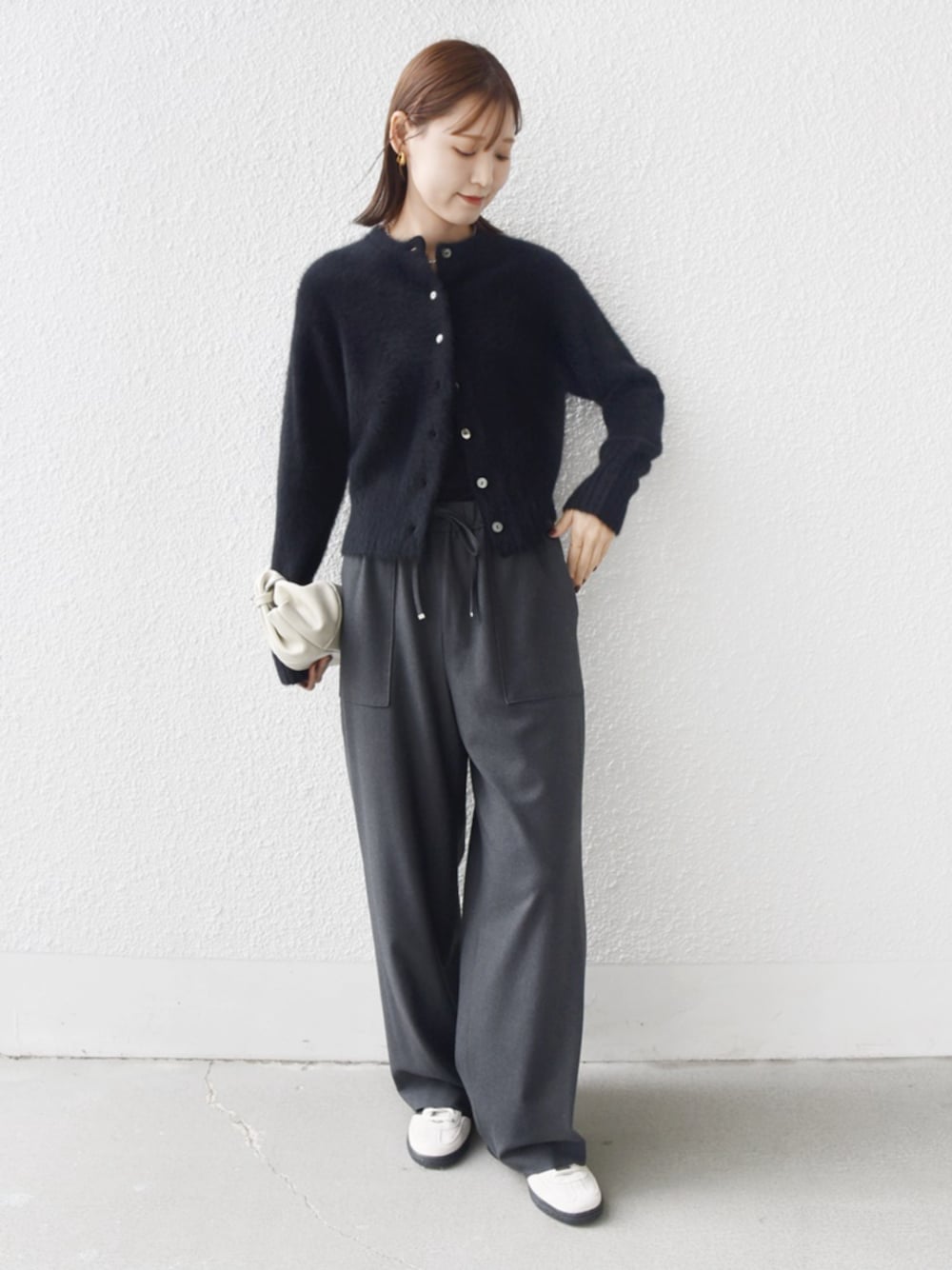 ブラック系のカーディガン/ボレロ、グレー系のその他パンツを着用したレディースの秋コーディネートの1枚目の写真