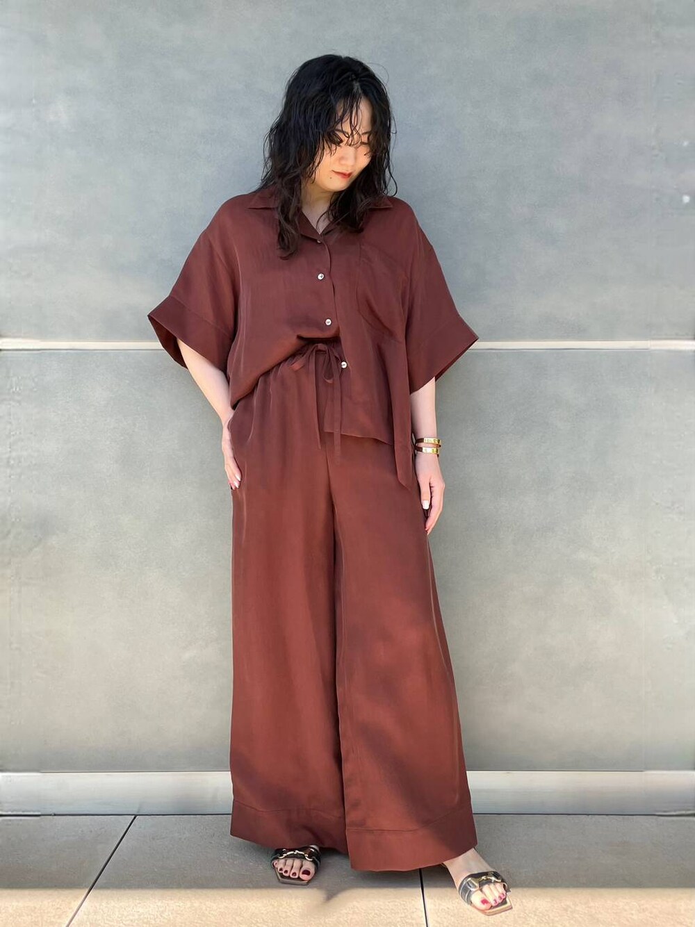 「リラックス、モード、ナチュラル、体型カバー、カジュアル、旅行、Curensology、セットアップ、シャツ、ワイドパンツ」｜「CurensologyのCurensology(カレンソロジー)/＜ＣＳＧ＞ニレンバングル（バングル/リストバンド、ゴールド系）」を使った、miri63clさん（レディース・161cm）の春コーディネートの1枚目の写真