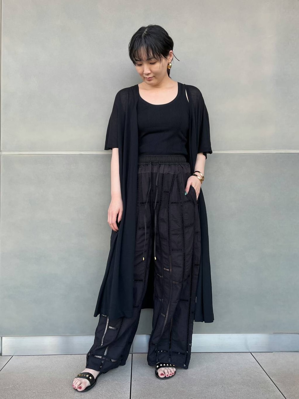 「リラックス、モード、ナチュラル、体型カバー、カジュアル、ニット、ブラックコーデ、ワントーン、旅行、Curensology」｜「CurensologyのCurensology(カレンソロジー)/コットンシルクニットタンクトップ（タンクトップ、ブラック系）」を使った、miri63clさん（レディース・161cm）の春コーディネートの1枚目の写真