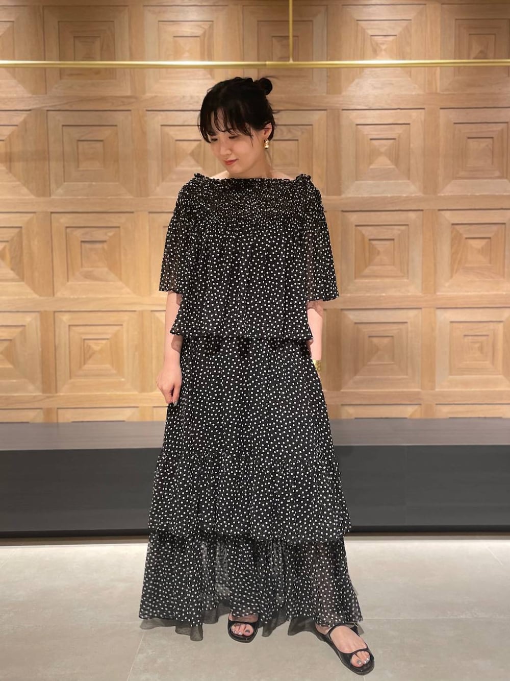 「旅行、リラックス、モード、ナチュラル、体型カバー、カジュアル、Curensology、セットアップ、スカート、ブラウス」｜「CurensologyのCurensology(カレンソロジー)/ドットジャガードスカート（スカート、ブラック系）」を使った、miri63clさん（レディース・161cm）の夏コーディネートの1枚目の写真