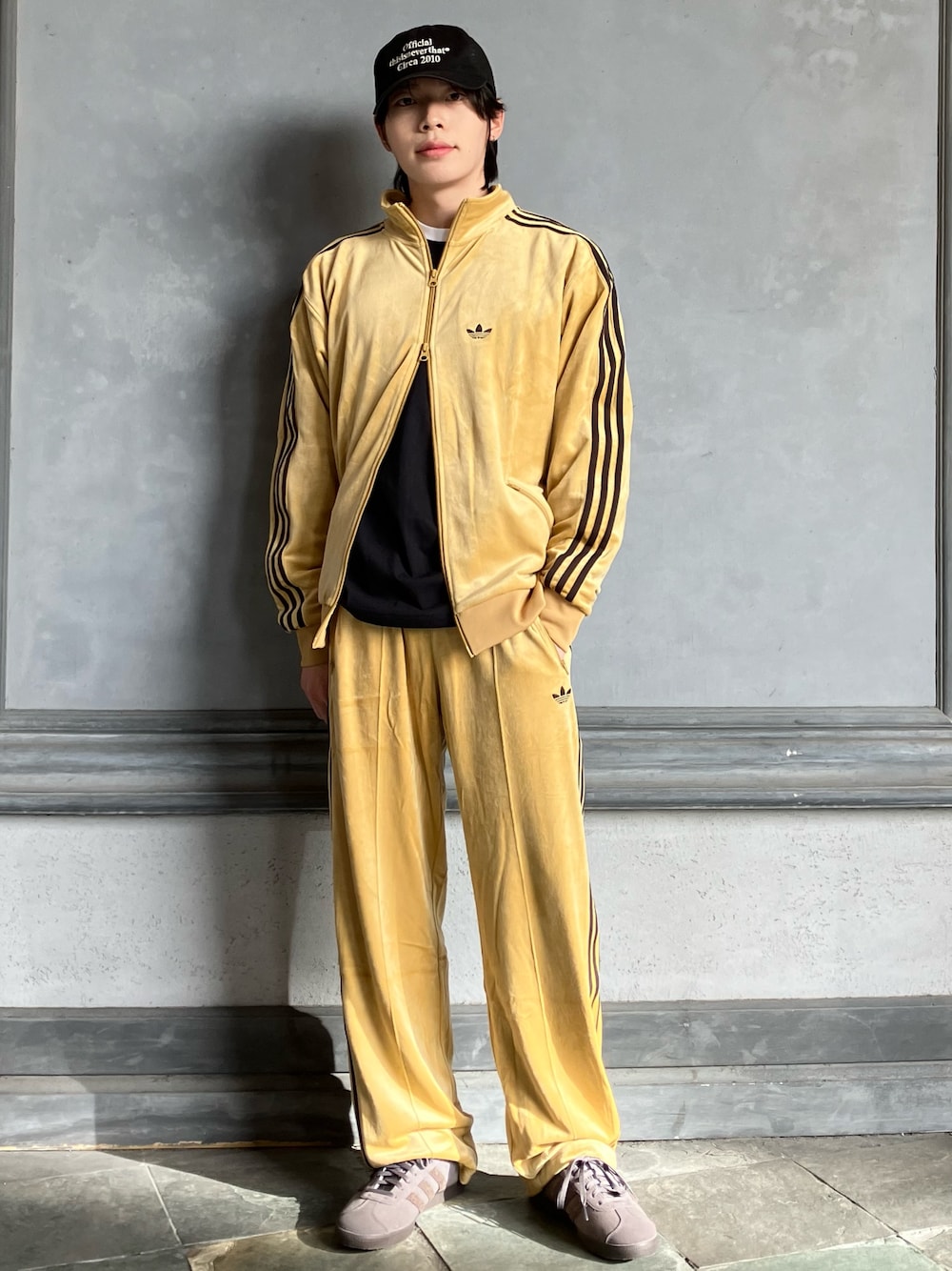 「スニーカー、セットアップ、adidas、ジャージ、アディダス、ベロア、adidas originals、アディダスオリジナルス、ベッケンバウアー、ガゼル」｜「adidasのベロア トラックジャケット / ジャージ/ アディダスオリジナルス adidas Originals（ジャージ、ベージュ系）」を使った、YMさん（メンズ・174cm）の秋コーディネートの1枚目の写真