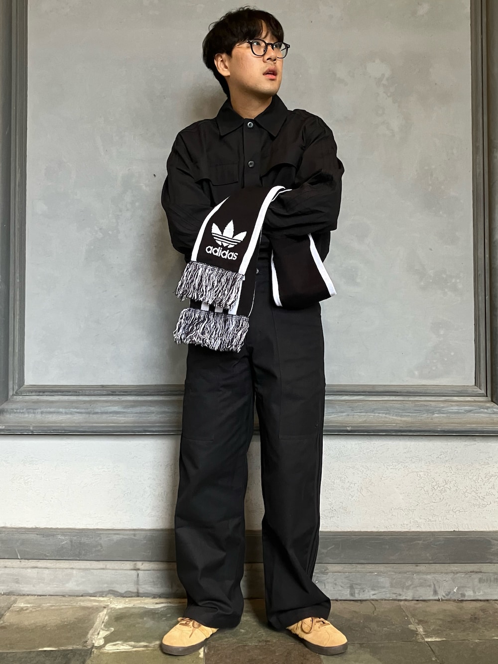 「スニーカー、セットアップ、シャツ、adidas、長袖シャツ、カーゴパンツ、アディダス、adidas originals、アディダスオリジナルス、ガゼル」｜「adidasのプレミアム エッセンシャルズ シャツ（トップス、ブラック系）」を使った、KMさん（メンズ・179cm）の秋コーディネートの1枚目の写真