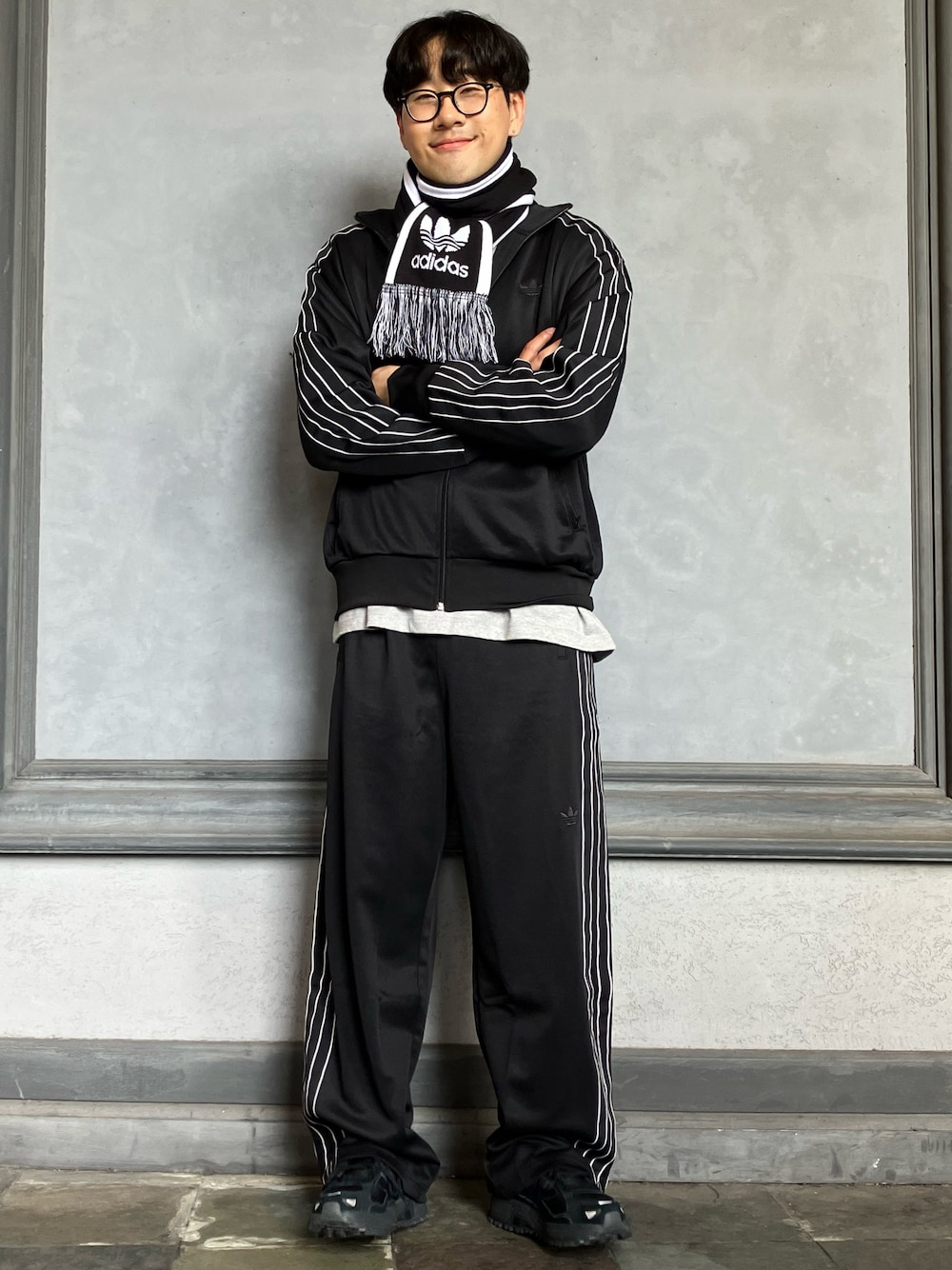 「スニーカー、セットアップ、adidas、スカーフ、ジャージ、アディダス、adidas originals、アディダスオリジナルス、長袖Tシャツ、レスポンス」｜「adidasのQ4 FS トラックトップ / アディダスオリジナルス adidas Originals（ナイロンジャケット、ブラック系）」を使った、KMさん（メンズ・179cm）の秋コーディネートの1枚目の写真