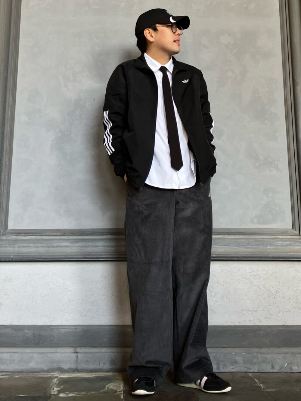 「adidas、adidas originals、アディダス、アディダスオリジナルス、スニーカー、ジャージ、スポーツウェア、ジム・トレーニング、スリーストライプス、ジャパン、Japan、ネクタイコーデ、ハット、ハットコーデ、かんたん！着回しコーデ術」｜「adidasのキャップ / アディダスオリジナルス adidas Originals（キャップ、ブラック系）」を使った、KMさん（メンズ・179cm）の冬コーディネートの1枚目の写真