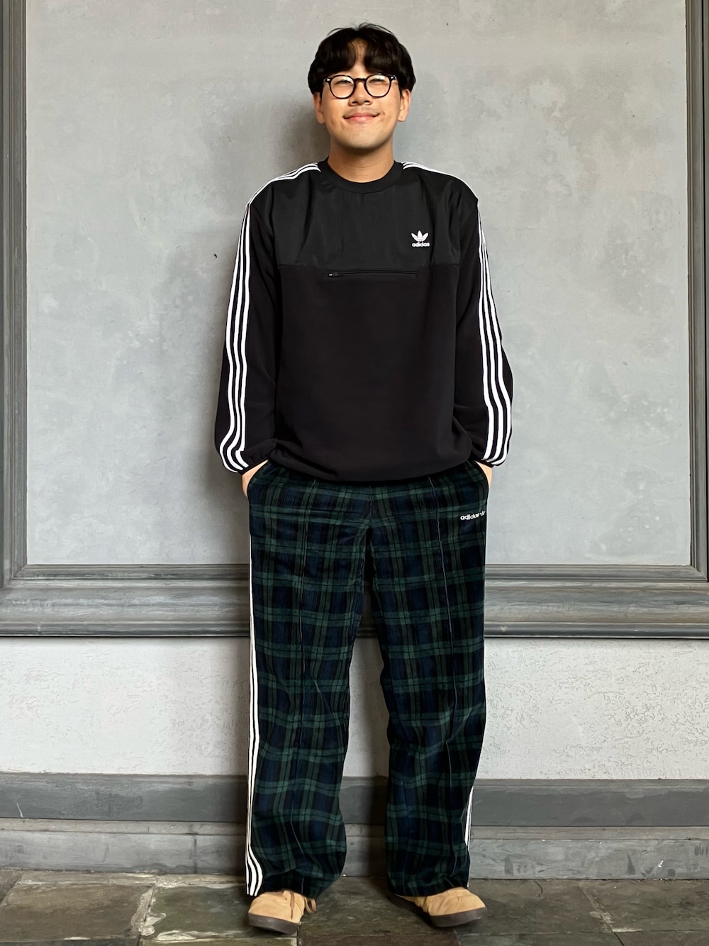 「スニーカー、コーデュロイ、adidas、アディダス、ワイドパンツ、タータンチェック、adidas originals、アディダスオリジナルス、ガゼル」｜「adidasのコーデュロイ タータン ワイドレッグパンツ（その他パンツ、ブルー系）」を使った、KMさん（メンズ・179cm）の秋コーディネートの1枚目の写真
