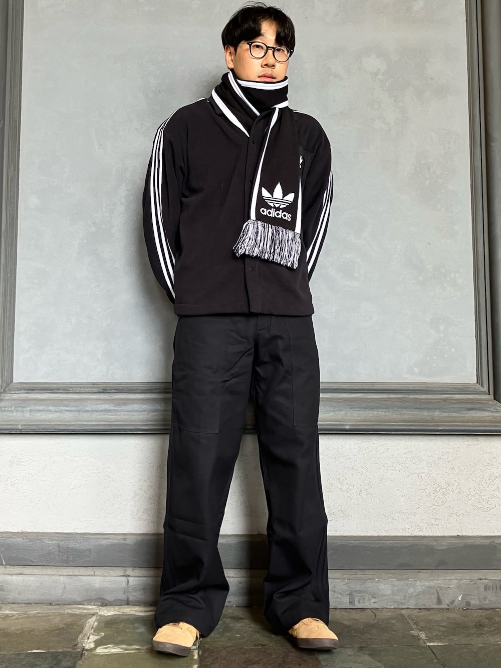 「スニーカー、adidas、スカーフ、カーゴパンツ、アディダス、adidas originals、アディダスオリジナルス、ツイルパンツ、ガゼル」｜「adidasのプレミアム エッセンシャルズ ツイルカーゴパンツ / アディダスオリジナルス adidas Originals（カーゴパンツ、ブラック系）」を使った、KMさん（メンズ・179cm）の秋コーディネートの1枚目の写真