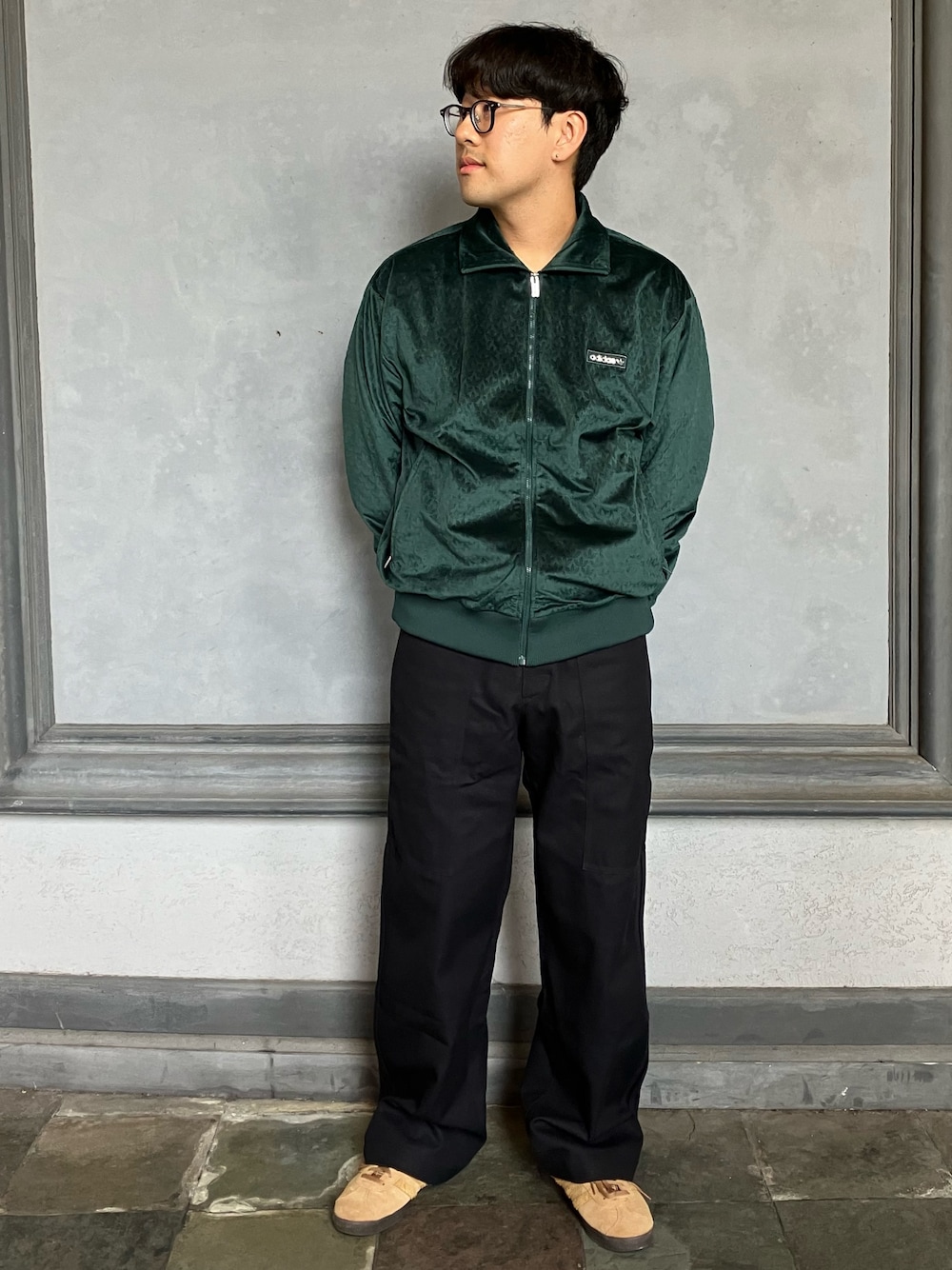 「スニーカー、adidas、ジャージ、カーゴパンツ、アディダス、adidas originals、アディダスオリジナルス、モノグラム、トラックトップ、ガゼル」｜「adidasのプレミアム エッセンシャルズ ツイルカーゴパンツ / アディダスオリジナルス adidas Originals（カーゴパンツ、ブラック系）」を使った、KMさん（メンズ・179cm）の秋コーディネートの1枚目の写真
