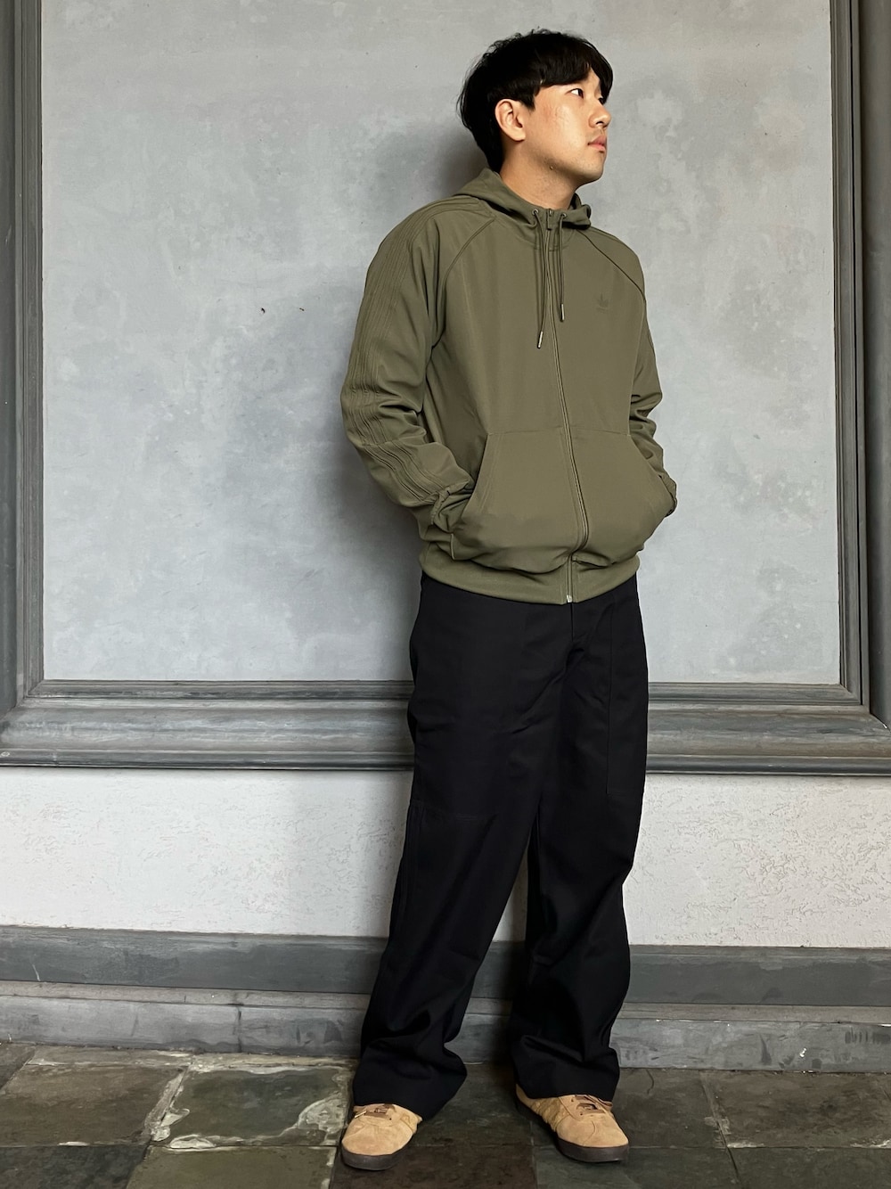「スニーカー、adidas、カーゴパンツ、アディダス、adidas originals、アディダスオリジナルス、ツイルパンツ、ガゼル」｜「adidasのプレミアム エッセンシャルズ ツイルカーゴパンツ / アディダスオリジナルス adidas Originals（カーゴパンツ、ブラック系）」を使った、KMさん（メンズ・179cm）の秋コーディネートの1枚目の写真