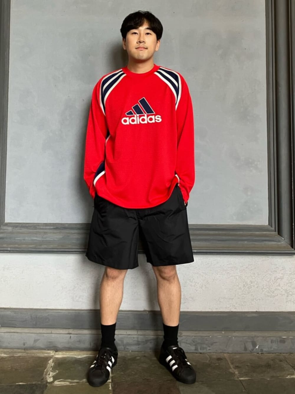 「スニーカー、adidas、アディダス、ラフスタイル、adidas originals、アディダスオリジナルス、スーパースター、ストリートコーデ、メンズコーデ、春服コーデ」｜「adidasのスーパースター 82 / Superstar 82（シューズ、ブラック系）」を使った、KMさん（メンズ・179cm）の春コーディネートの1枚目の写真
