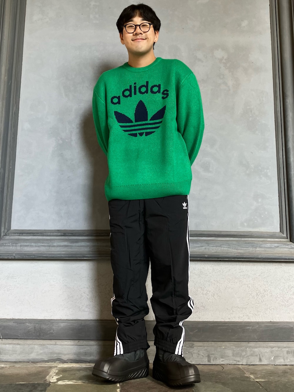 「adidas、アディダス、クルーネックセーター、トラックパンツ、adidas originals、アディダスオリジナルス、70s、アディカラー、アディフォーム、SST ブーツ」｜「adidasのアディダス オリジナルス 70s クルーネックセーター（ニット/セーター、グリーン系）」を使った、KMさん（メンズ・179cm）の秋コーディネートの1枚目の写真