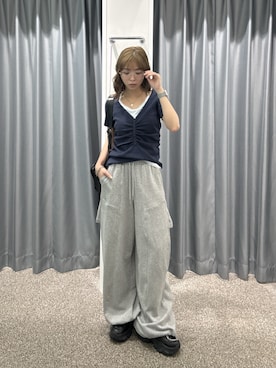 「SLY（スライ）のSIDE HOLE CUT PT サイドホールカットパンツ 夏服（スウェットパンツ、グレー系）」を使った、　湊有里紗さん（レディース・152cm）の夏コーディネート