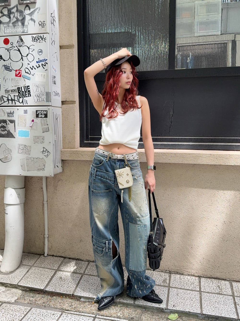 「SLY、slyjeans、throwbysly、デニム、デニムパンツ、デニムコーデ、デザインデニム、タンクトップ、カジュアル、カジュアルコーデ、カジュアルスタイル、カジュアルストリート、低身長、低身長コーデ、骨格ウェーブ」｜「SLYのL/W REMAKE STRAIGHT PT ローウエスト リメイク ストレート パンツ（デニムパンツ、ブルー系）」を使った、　湊有里紗さん（レディース・152cm）の春コーディネートの1枚目の写真