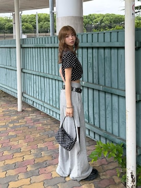 「SLY（スライ）のSIDE HOLE CUT PT サイドホールカットパンツ 夏服（スウェットパンツ、グレー系）」を使った、　湊有里紗さん（レディース・152cm）の夏コーディネート