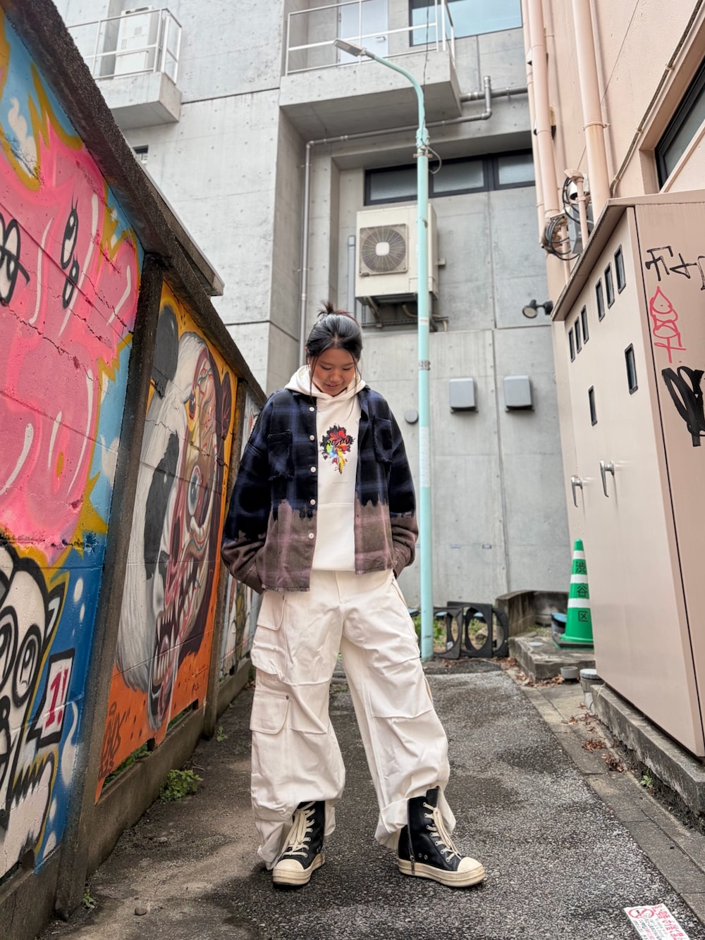 ブルー系のシャツ/ブラウス、ホワイト系のカーゴパンツを着用したレディースの冬コーディネートの1枚目の写真