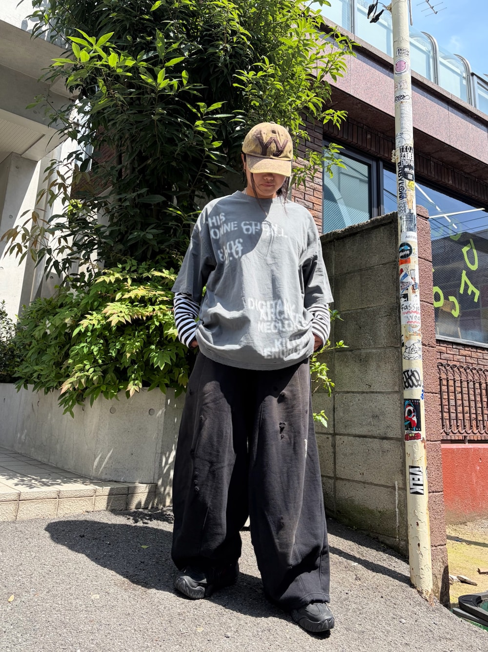 ブラック系のTシャツ/カットソーを着用したレディースの春コーディネートの1枚目の写真
